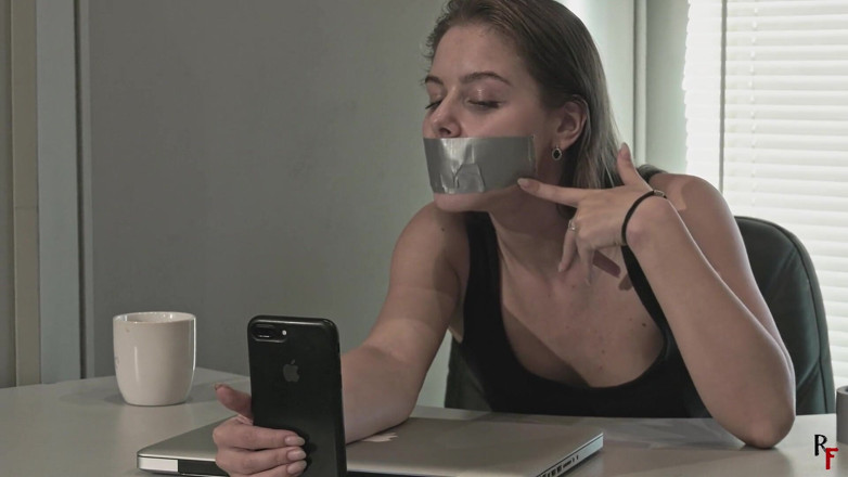 RF studio production: Leya intenta la auto esclavitud y va demasiado lejos