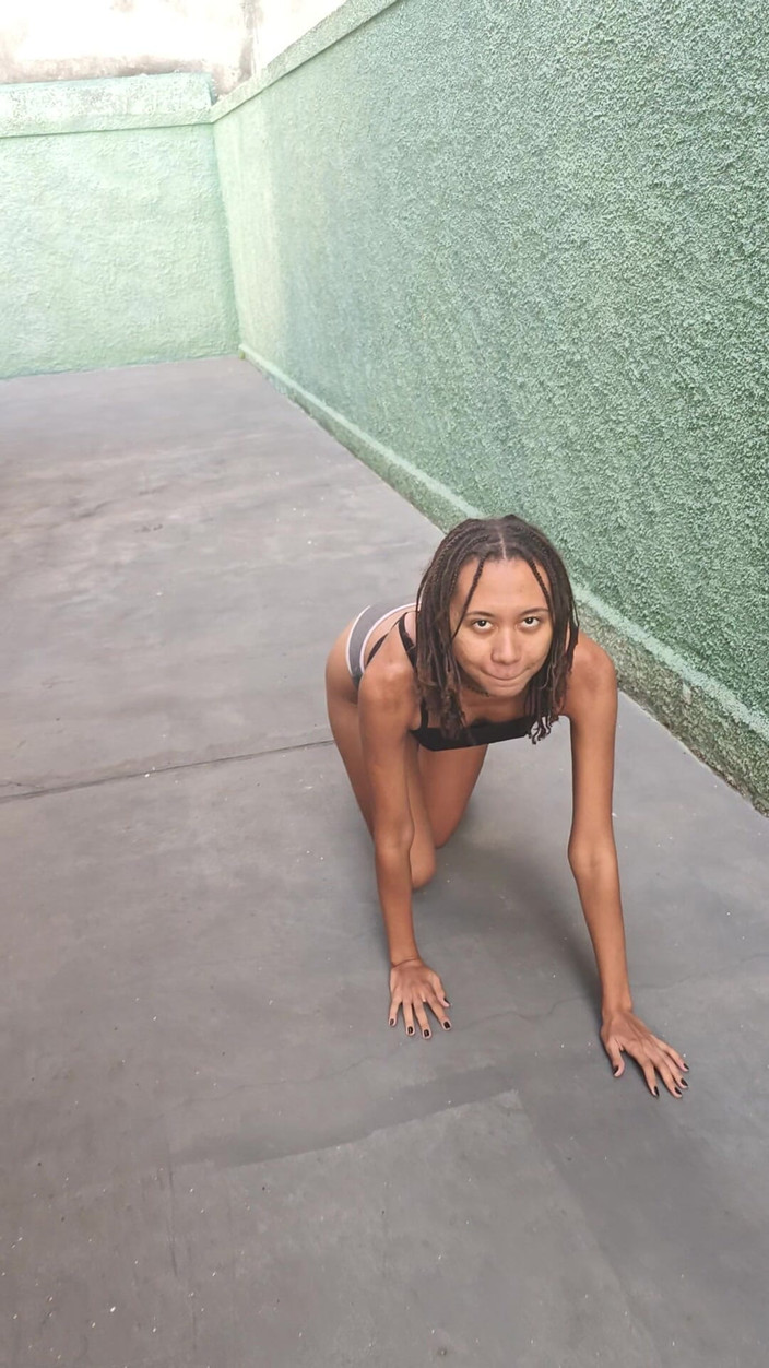 Lily Slav: 女孩在她的内裤里撒尿