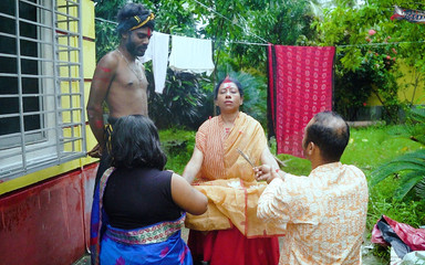 Desi Bold Movies: Guruma ngoại tình làm tình thô bạo với môn đệ của...