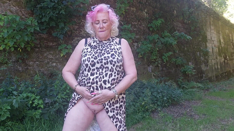 PureVicky66: Mature Slut Fingers Pussy Outdoors Till Squirting Explosion