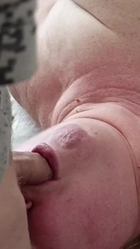 Tvrdě šukám svou sousedku do pusy a naplňuji ji spermatem