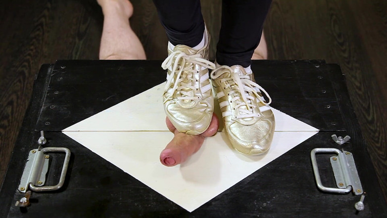 House of Era: Baskets sportives en action, CBT et ballbusting