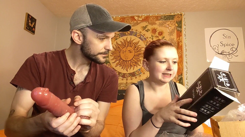 Sin Spice by Sophia Sinclair and Jasper Spice: Logyny Horkable Skin Sací pohár dildo rozbalení a masturbace