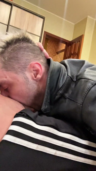 Takım elbiseli bir pidr, spor ayakkabılı ve deri ceketli bir gopnik'e hizmet eder