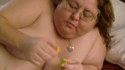 BBW nurse Vicki adventures with friends: La ssbbw nuda mangia un mini hamburger per te la...