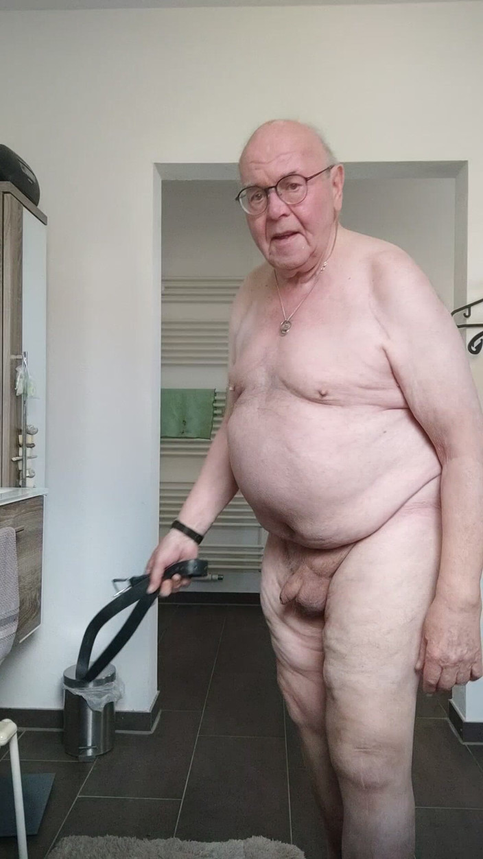 Karlchengeil: Tai nạn trong mông và hình phạt