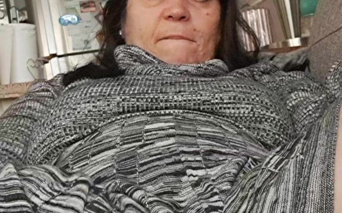 Mommy big hairy pussy: Mirando debajo del vestido, el coño peludo está mojado
