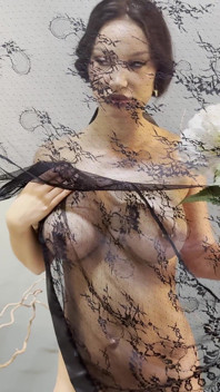 Monika Fox在面纱后赤身裸体，花朵