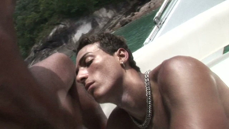 Crunch Boy: Latino Muscle Boy Fucked Raw in Public Exhib Beach