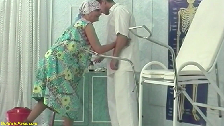 Crazy Old Moms: Bunicuță de 82 de ani futută cu pumnul de doctorul ei