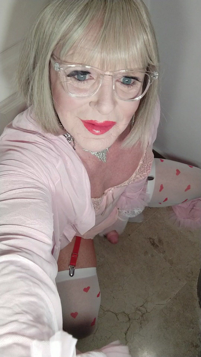 Emma Browne: 娘娘腔粉色变装者