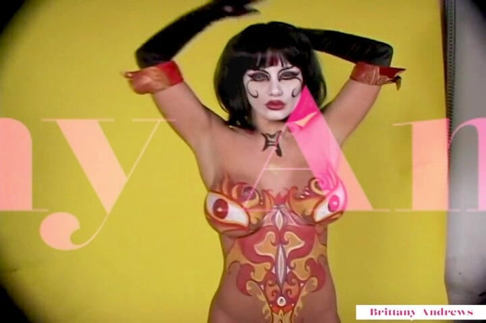 Brittany Andrews: Brittany andrews lo stupendo corpo di un drago vernice fuma...