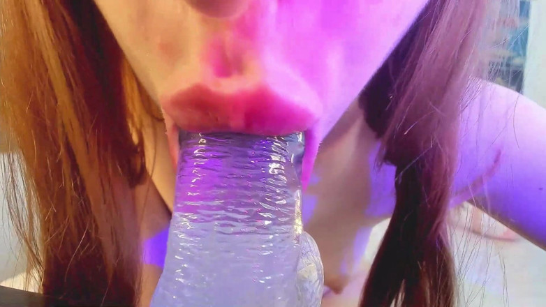 Skinny_lady69: Ateşli emiyor dildo