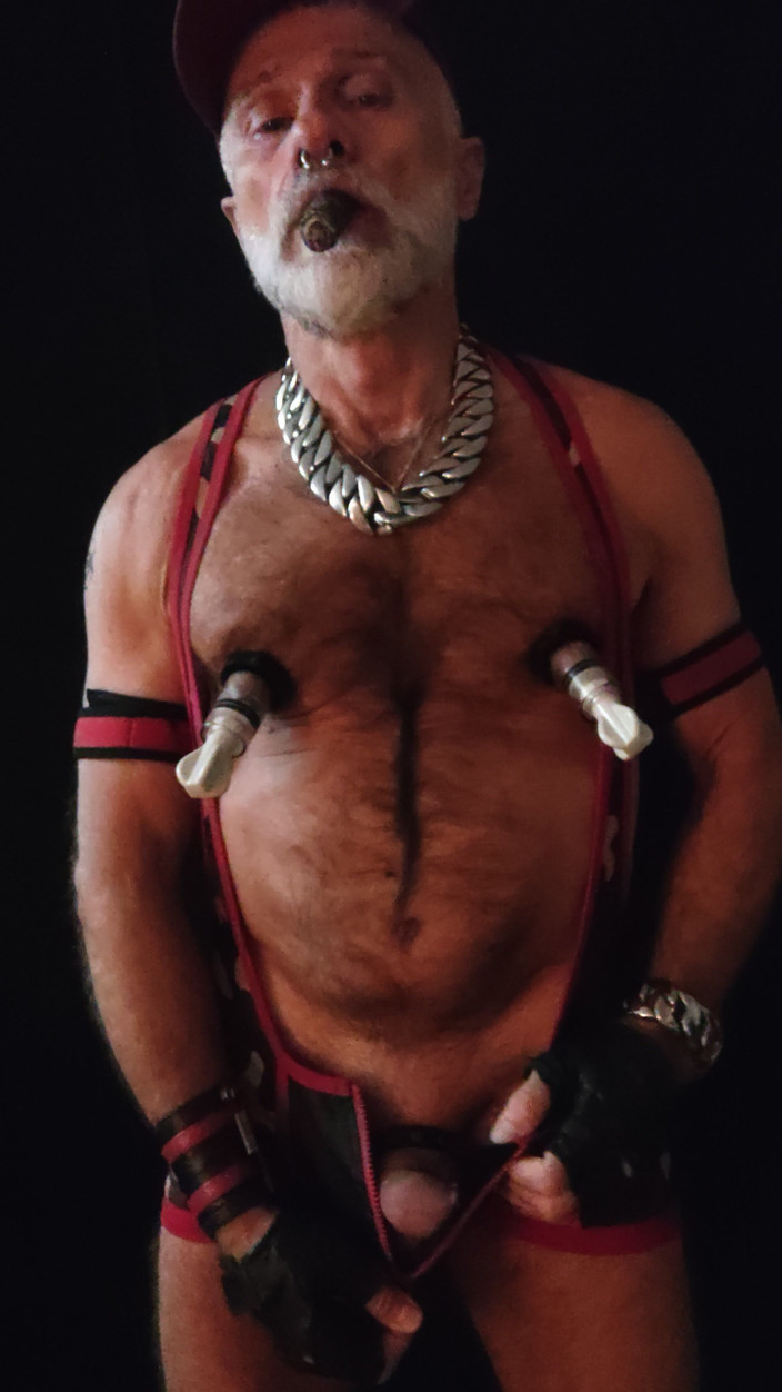 MusclesCigarsFFPig: Соски мацають під час куріння