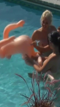 3 女同性恋者互相抚摸