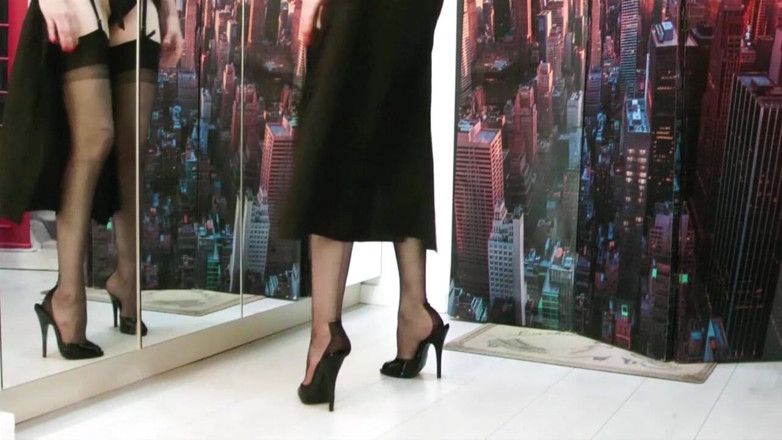 Goddess Celine: Vaccuming en medias vintage