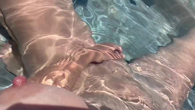 Artemisia Love: 자쿠지에서 섹시한 POV 보지 플레이를 사랑하는 이탈리아 거유 Artemisia