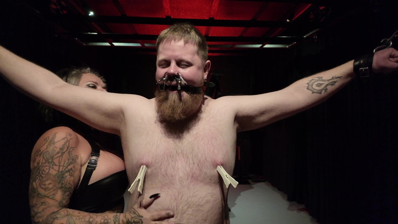 Domina Dark: Připouta mě a plácň mi péro