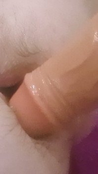 Un grosso dildo salivoso con un sacco di gape
