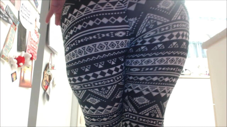 Carmita Bonita: Culona tribu leggings y chupando el culo