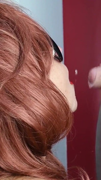 4k - rothaarige mit Sonnenbrille gibt blowjob mit lippenstift und bekommt riesige gesichtsbesamung
