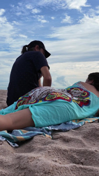 Ich Bat Meinen Stiefsohn, Mir Eine Rückenmassage Am Strand Zu Geben, Aber Er Erwies Sich Als Echter Balz...