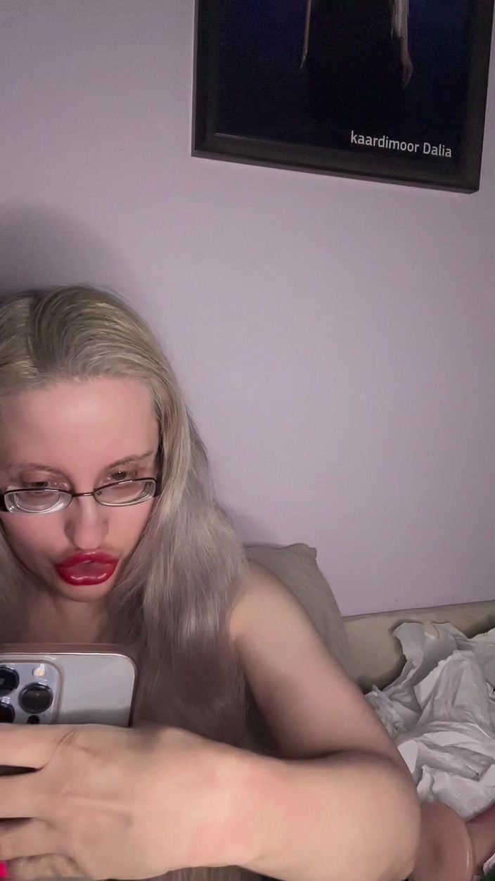 FinDom Goaldigger: Des gros lunettes parlent pipe et danse nue
