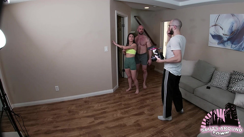 Sluts Around Town: Drobná nevlastní dcera se protáhne během osobního tréninku BTS