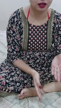 Küçük üvey kız kardeşim odada yalnızdı, ben de odasına gittim ve geceleri amını siktim