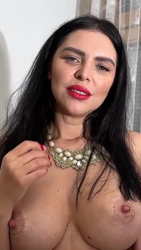 Topless kira queen play senta-se em seu vibrador favorito!