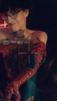 Kostým Spider-Mana. Chlapec pózuje dole. Kretén