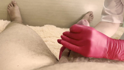 SugarNadya: Eine mieze wichst den schwanz ihrer kundenin in latexhandschuhen