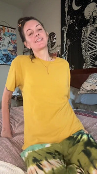 धूम्रपान करने वाली milf(चोदने लायक मम्मी) Chery Trees बट प्लग डालती है और चूत के साथ खेलती है