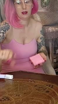 Lady angela macht make-up, während du auf ihre schmutzigen füße starrst, MILf fuß tattoo rosa haare gepflegte zehen schmutzige sohlen fußfetisch