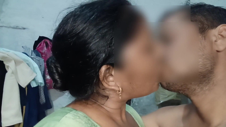 Yourgeeta8899: Adik tiri mengambil kesempatan untuk melihatnya bersendirian dan menghisap zakarnya...