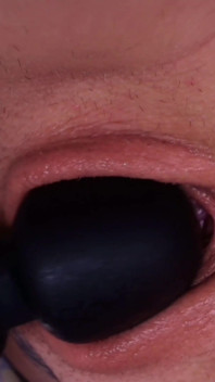 Provocando minha buceta molhada com varinha mágica em close-up
