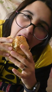 31 talimatı burger yerken bana mastürbasyon yapıyor - bunny looner