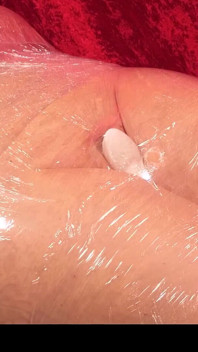Antrenament pentru sclavă feminină - ziua 20/28 - folie înfășurată și obligată să aibă orgasm cu ceară fierbinte care picură pe pizda ei
