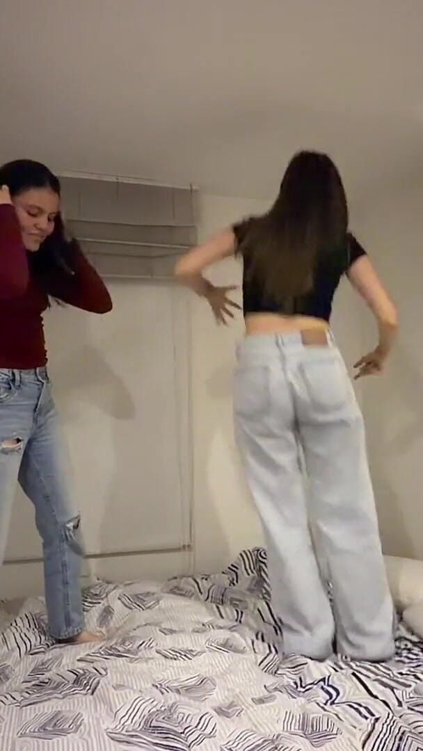 scarlettandc: hamen koodne ke lie bistar men khelne men maza aata...