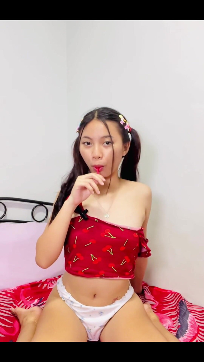 Cherrryblisss: Kau mau jadi mainan seksku?