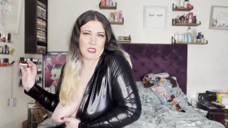 MissFFW: Senhorita Ffw tenta pertencimento de macacão para um telespectador gf