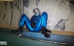 Latex Lagoon: het geheim van het dubbele pak met volledig gezicht snorkelmasker