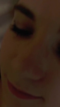 Sarışın genç kız amcığını büyük yarakla siktiriyor