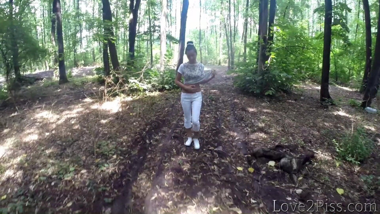Love 2 Piss: Încercări de pișat în pădure