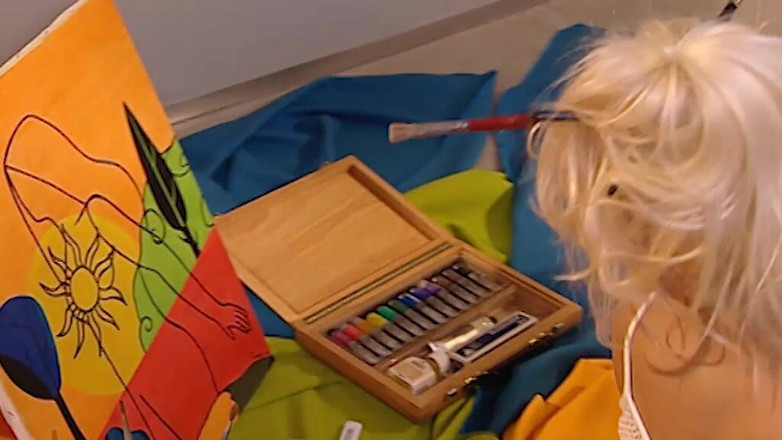 Dark Holes: Güzel Ressam Senin Için Resim Yapiyor Ve Soyunuyor