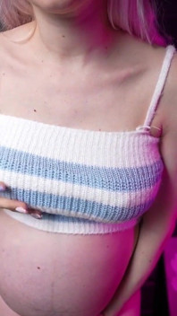 3 soutiens-gorge, de l’huile et des gifles sur l’énorme ventre de la femme enceinte