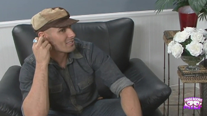 Huge Boobs MILF: Spalující sexy blondýnka chce s neznámým mužem, zatímco její přítel...