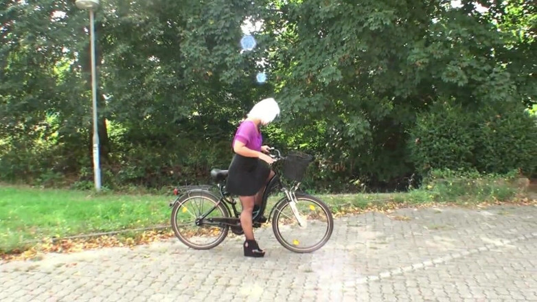 Lydia Privat: Açık havada sikişiyor