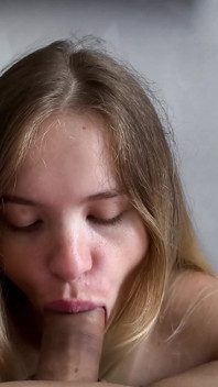 Surorii vitrege îi place să înghită sperma după sex