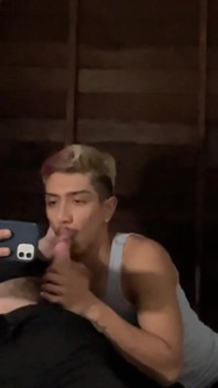 Homo Cholo zuigt pik van bende misdadigers